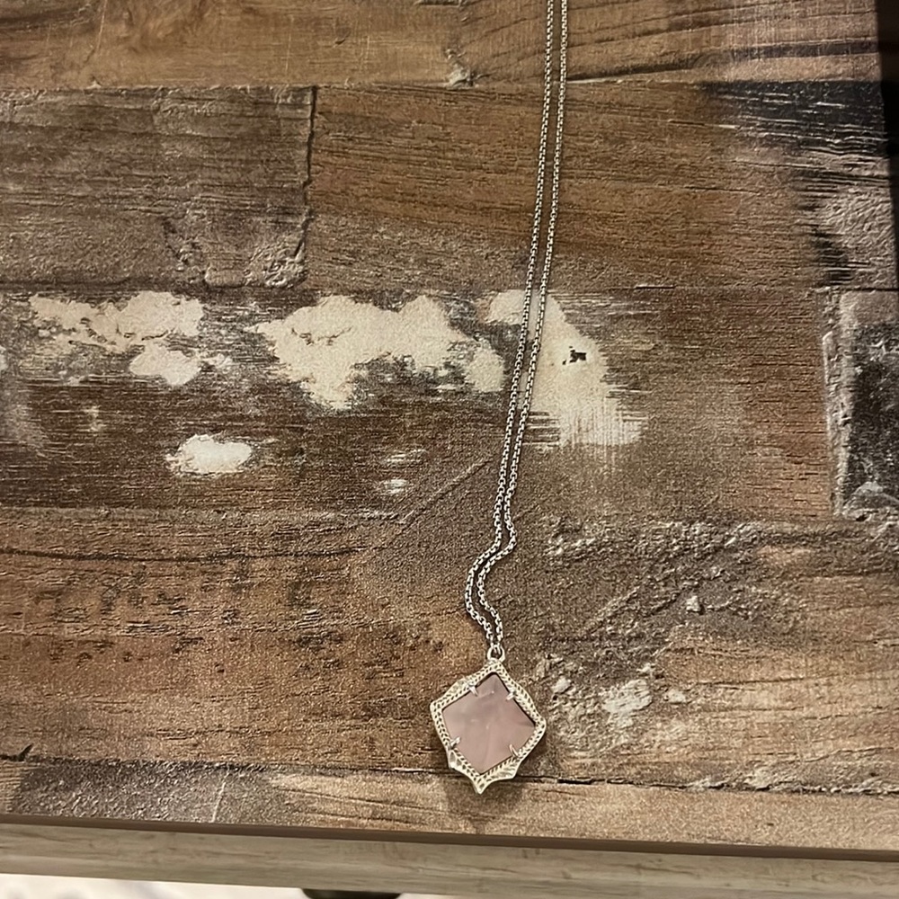 super cute kendra scott necklace